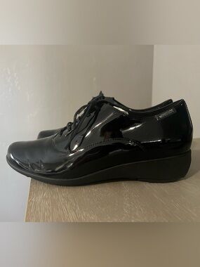 NWOT Mephisto women’s derby oxford shoes. Black polished leather. US size 7.5.